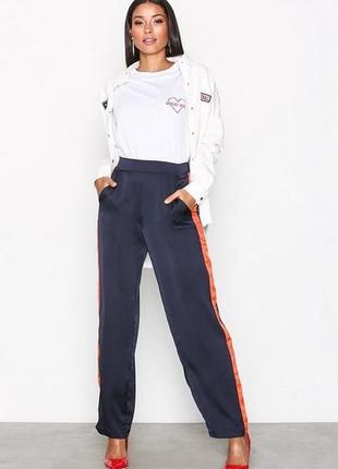 Новые стильные брюки брюки с лампасами