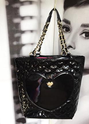 Сумка с сердцем betsey johnson