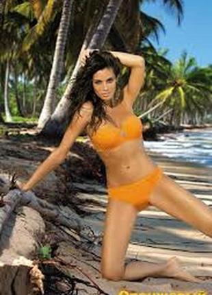 Яскравий купальник на пляж