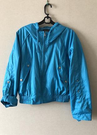 Яскрава блакитна літня куртка-бомбер з капюшоном oodji. р. 46 {наш}1 фото