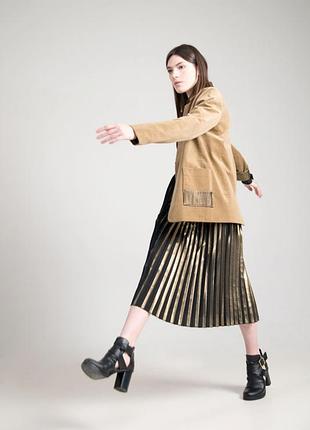 Нарядный плиссированный костюм-топ и юбка миди