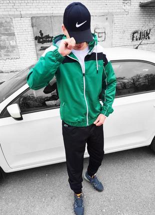 Мужской спортивный костюм lacoste черный/зеленый (ветровка + брюки)1 фото
