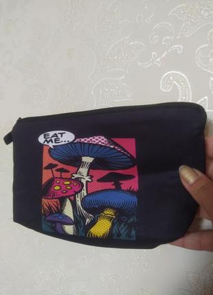 Качественная косметичка на змейке с принтом грибы ведьма лес алиса в стране чудес eat me