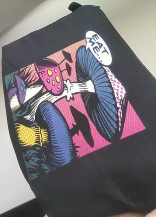 Качественная косметичка на змейке с принтом грибы ведьма лес алиса в стране чудес eat me