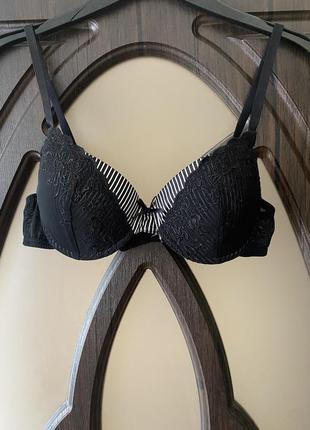Шикарний, ажурний, бюстгальтер, в смужечку, чорного кольору, від бренду: c&a 👌