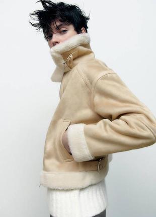 Бежевая замшевая куртка авиатор зара, укороченая косуха на овчине4 фото