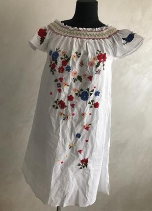 Нова сукня з підкладкою і вишивкою