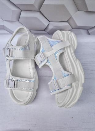 Спортивні босоніжки на платформі
колір - білий з білими паєтками