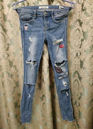 Стильные джинсы с потертостями патчами и дырками tally weijl