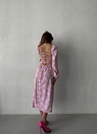 Плаття з відкритою спиною