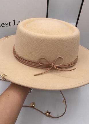 Шикарний вовняний бежевий капелюх федора шляпа з ланцюжком та декором стильний модний 2023 для фотосесії кепка шляпа2 фото