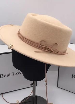 Шикарний вовняний бежевий капелюх федора шляпа з ланцюжком та декором стильний модний 2023 для фотосесії кепка шляпа5 фото