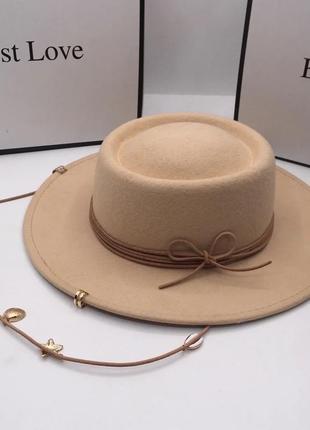 Шикарний вовняний бежевий капелюх федора шляпа з ланцюжком та декором стильний модний 2023 для фотосесії кепка шляпа3 фото