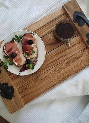 Деревянный поднос с коваными ручками