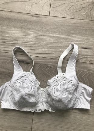 Білий бюстгальтер