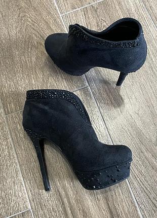 Сапожки ботильйони на каблуку замша чорні 38
