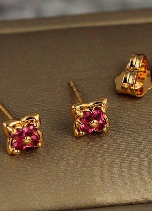 Серьги гвоздики xuping jewelry квадратики с малиновыми камешками 6 мм золотистые1 фото