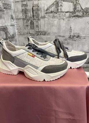 Белые с серым кроссовки все вставки натуральные