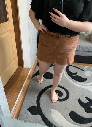 Вельветовая коричневая мини-юбка с поясом