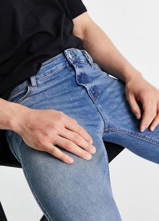 Asos design power stretch в винтажном стиле с дырками на коленях4 фото