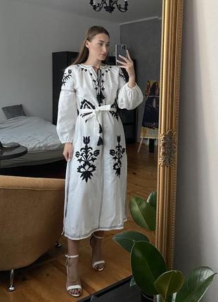 Вышитое льняное платье, вышиванка