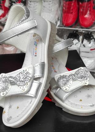 Босоножки сандалии  с бантиком для девочки белые с серебром8 фото