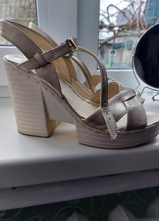 Босоножки, сандали