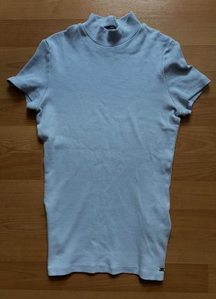 Футболка з горловиною