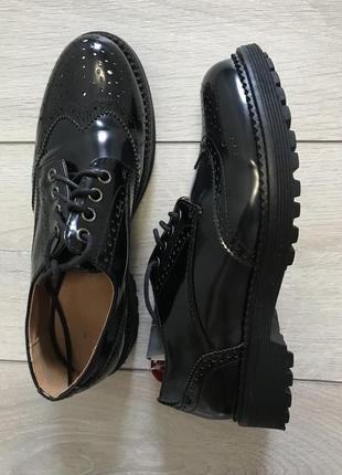 Лакові чорні туфлі броги з перфорацією на масивній підошві dr.marten’s7 фото