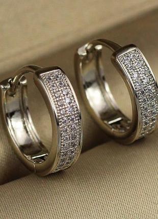 Серьги кольца хuping jewelry с камнями бортики по краям 1.5 см серебристые