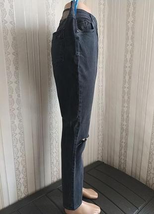 Женские джинсы с разрезами на коленях3 фото