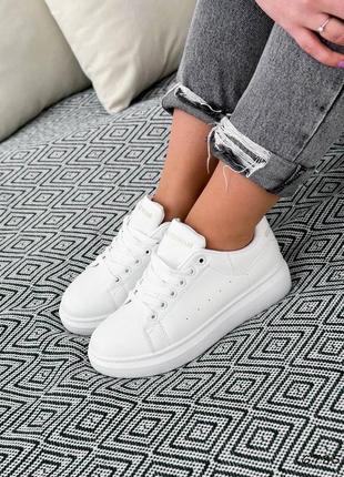 Белые кроссовки женские