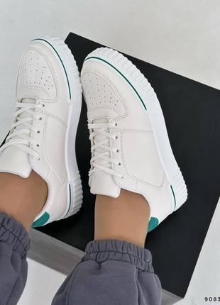 Білі жіночі кеди