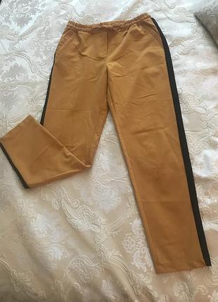 Летние легкие штаны горчичные с чёрными лампасами