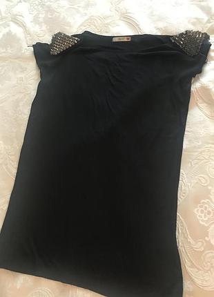 Чорна футболка з накладками шипами на плечах