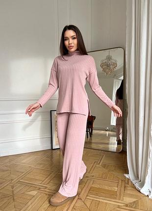 Жіночий трикотажний костюм у рубчик