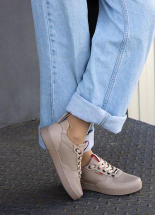 Кожаные женские кроссовки бежевого цвета8 фото