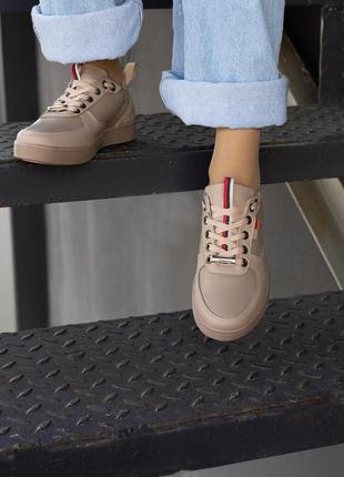 Кожаные женские кроссовки бежевого цвета10 фото