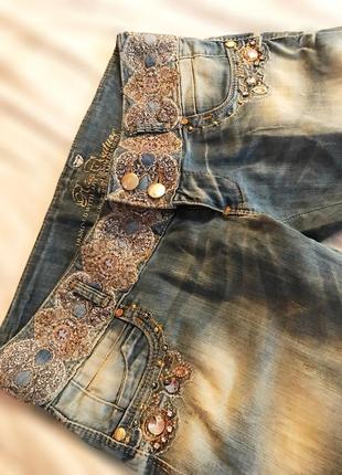 Летние голубые джинсы с вышивкой и камнями raw couture3 фото