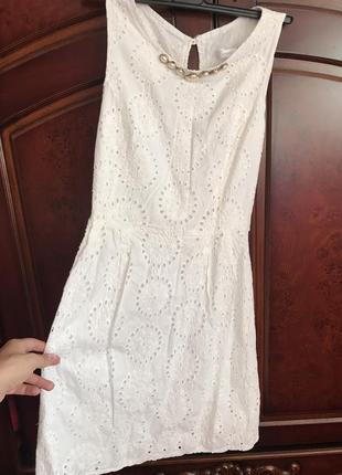 Біле легке літнє плаття з перлами