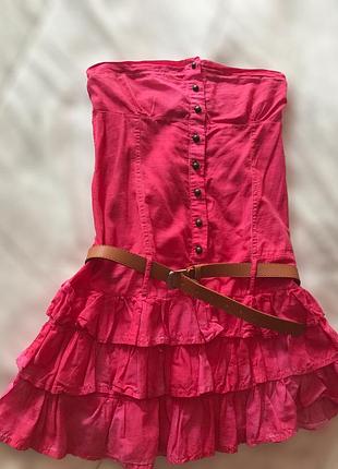 Малиновое платье бюстье без бретелек с воланами