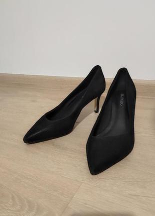 Черные классические туфли на каблуке2 фото