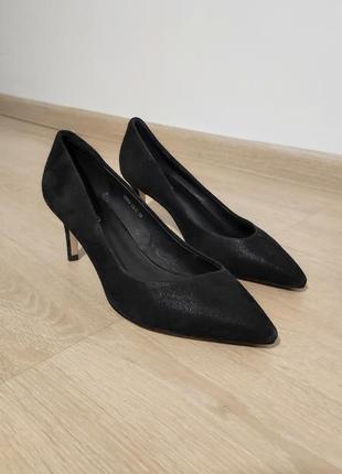 Черные классические туфли на каблуке1 фото