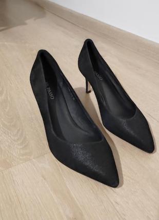 Черные классические туфли на каблуке3 фото