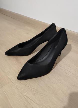 Черные классические туфли на каблуке4 фото