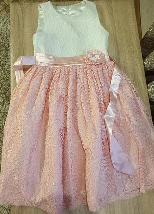 Платье нарядное.