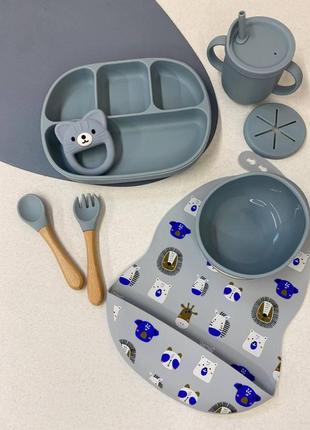 Набор детской силиконовой посуды для прикорма на присосках для мальчика (тарелка на присоске,слюнявчик і тд.)2 фото