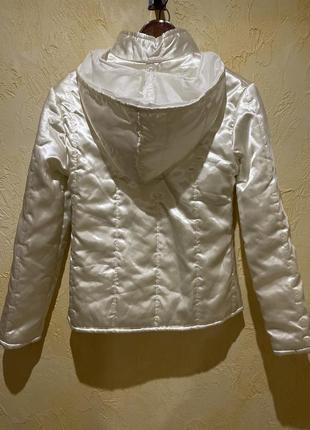 Белая атласная куртка2 фото