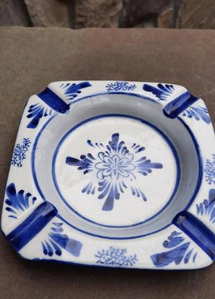 Фарфоровая попельничка.