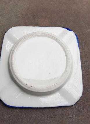 Фарфоровая попельничка.